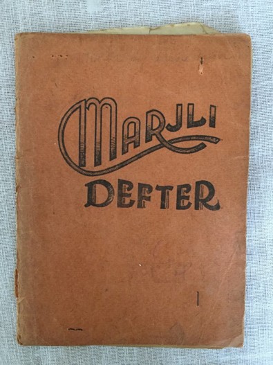 Der Vorderdeckel des Marjli Defter vor der Restaurierung, mit Verformung und Knicken
